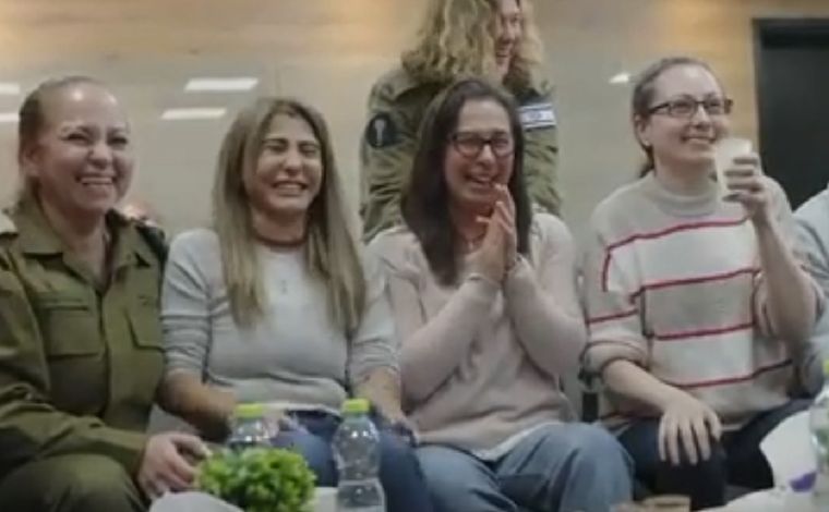 Familiares de las rehenes observan el momento en el que son liberadas Foto: Captura de video