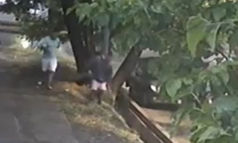 Cantando en la lluvia Los delincuentes se llevaron la rueda en un tris.