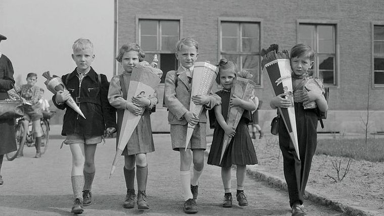 Después de que Alemania se dividió, las familias continuaron la tradición del cono escolar, como estos niños en el sector americano de Berlín en 1952. Foto: GETTY IMAGES