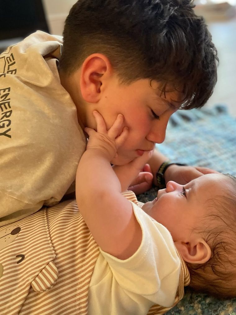 Momo, el hijo mayor de la cantante, se mostró muy dulce en su nuevo rol cuidando al pequeño Arturo. Momo, el hijo mayor de la cantante, se mostró muy dulce en su nuevo rol cuidando al pequeño Arturo.