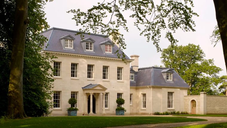 Ejemplo de una vivienda nueva en Wiltshire (Gran Bretaña) diseñada por el reconocido arquitecto británico Francis Terry para parecer una casa tradicional construida décadas atrás.