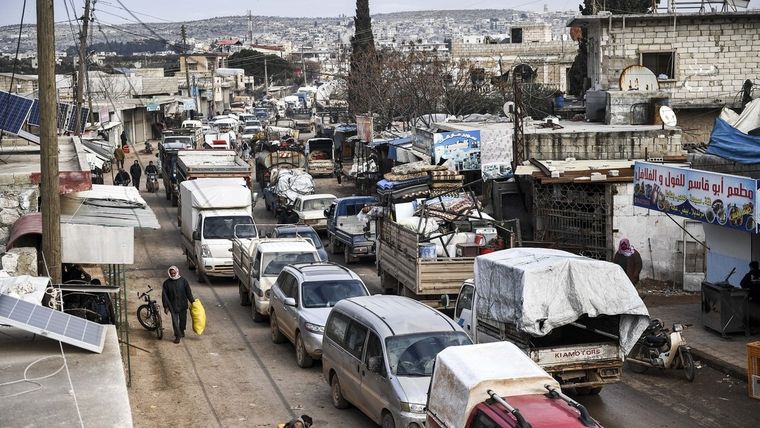 Civiles huyen de Idlib hacia el norte para encontrar un lugar seguro en Siria, cerca de la frontera con Turquía, el 15 de febrero de 2020.