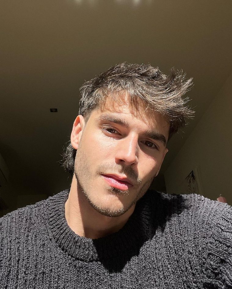 Si eres fan de Un cuento perfecto no te pierdas otras series de Álvaro Mel Álvaro Mel es un actor, influencer y modelo español. Foto: Instagram @ meeeeeeeel_