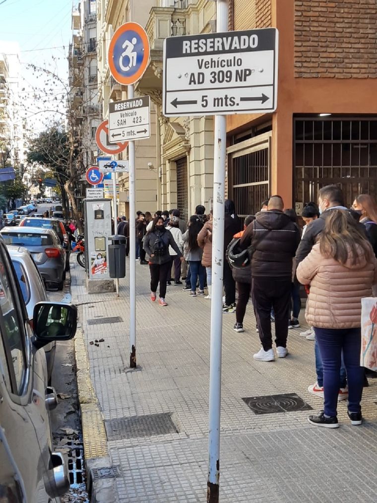 Peruanas y peruanos se acercaron a distintos centros de votación dispuestos en Argentina Foto: MDZ Online