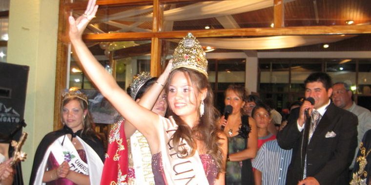 Yamila López, la nueva Reina de Tupungato, saluda a su gente.