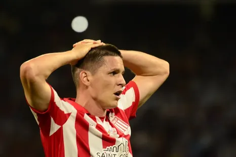 Guido Carrillo convirtió el gol del empate agónico de Estudiantes y luego, ya campeón, tiró un palito para la AFA por su supensión. Guido Carrillo convirtió el gol del empate agónico de Estudiantes y luego, ya campeón, tiró un palito para la AFA por su supensión.