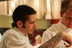 Michael Wray y Gordon Ramsey durante la final de Hells Kitchen.