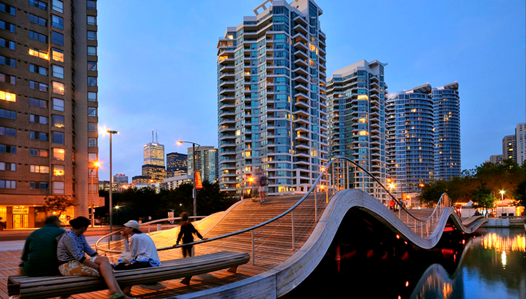 Diseño original en esta terraza de madera ubicada en Toronto, Canadá. Diseño original en esta terraza de madera ubicada en Toronto, Canadá.