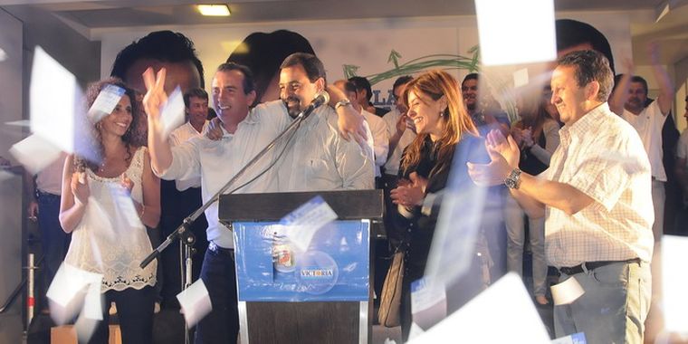 El dúo dinámico del peronismo celebró junto a sus esposas. Foto: Alf Ponce / MDZ