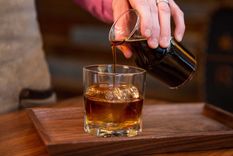 El whisky también traslada su poder a otros segmentos de la sociedad como las mujeres y los jóvenes. Foto: My Recipes - https://static.onecms.io/wp-content/uploads/sites/19/2018/02/13/whiskey-barrel-aged-coffee-hero-starbucks-2000.jpg