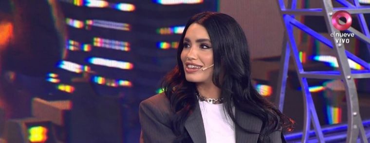 Lali salió de ver a Moria en el teatro y se encontró con una ola de periodistas que no dudaron en preguntarle sobre los temas más candentes del momento.