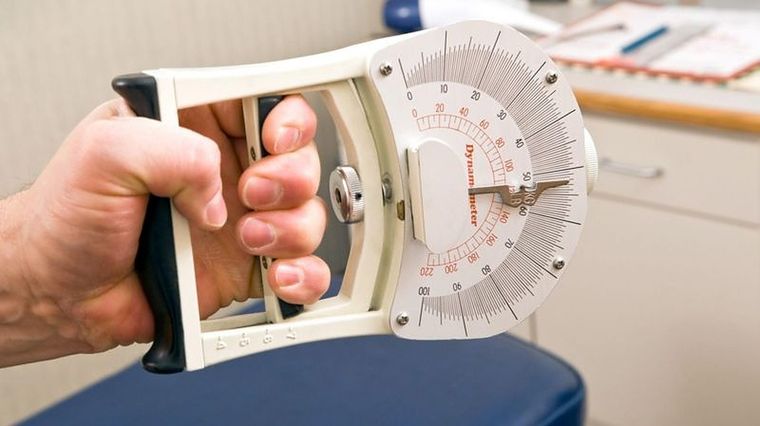 Para medir la fuerza del agarre, los médicos usan un dinamómetro. Foto: GETTY IMAGES
