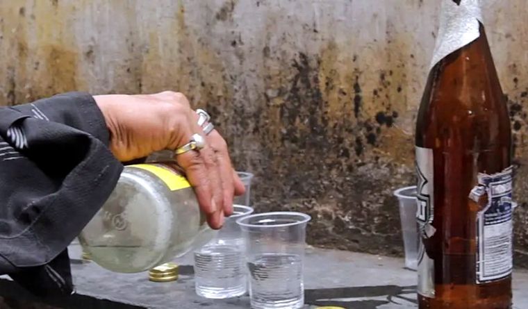 Bebida casera destilada en Calcuta, India. Foto: Dpa.