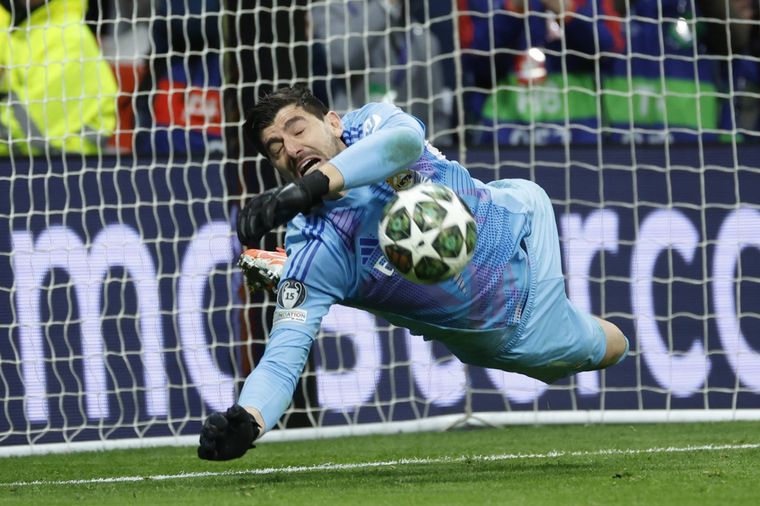 El arquero del Real Madrid Thibaut Courtois tuvo un par de atajadas clave durante el partido. Foto: EFE