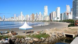 El verano en Brasil expone problemas de contaminación en playas muy visitadas. El verano en Brasil expone problemas de contaminación en playas muy visitadas.