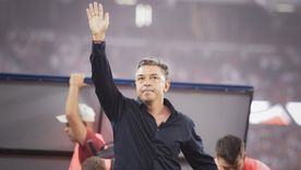 Marcelo Gallardo saluda a la gente de River, una imagen que se repetirá este jueves a las 19:15 en el Monumental.