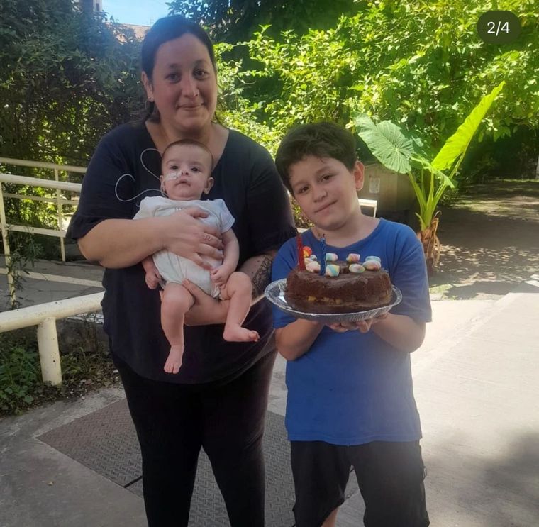 Gisela junto a sus dos hijos: Felipe en sus brazos y Milo a su lado. Gisela junto a sus dos hijos: Felipe en sus brazos y Milo a su lado.