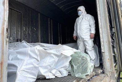 MDZol | Los cuerpos de decenas de soldados rusos muertos descubiertos cerca de Kiev han sido colocados en vagones de tren refrigerados