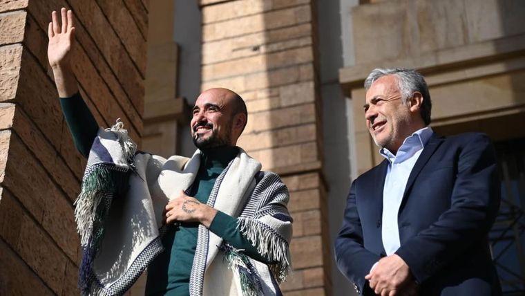 Abel Pintos y Alfredo Cornejo saludando a los presentes en el acto. / Foto: @mendozagobierno
