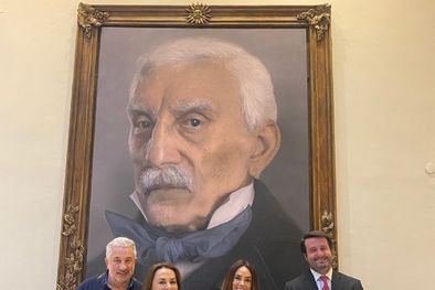 MDZol | Florencia Aise rodeada de los legisladores, tras el cuadro del General San Martín. Foto: Gentileza