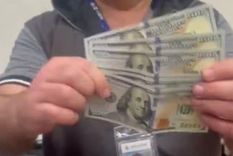 El hombre con los 600 dólares en sus manos tras recuperarlos al terminar las elecciones Foto: Captura de video