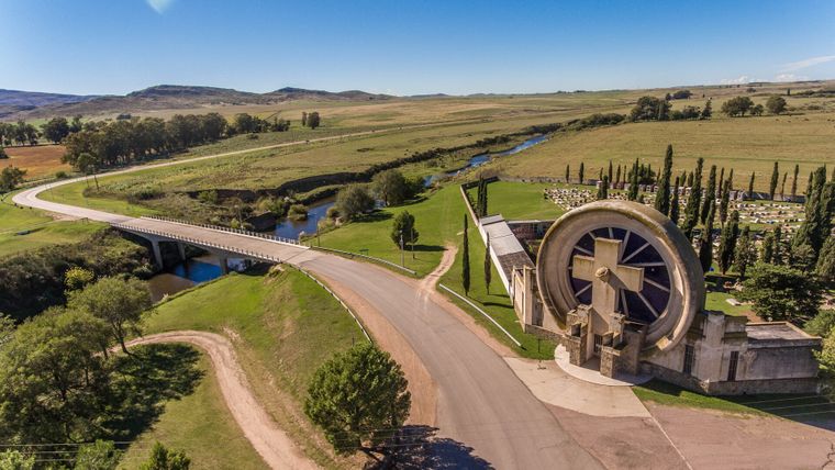 En Saldungaray, el portal del cementerio de Salamone custodia el puente y las sierras: una postal de los pueblos que invitan a viajar sin apuro en 2025.