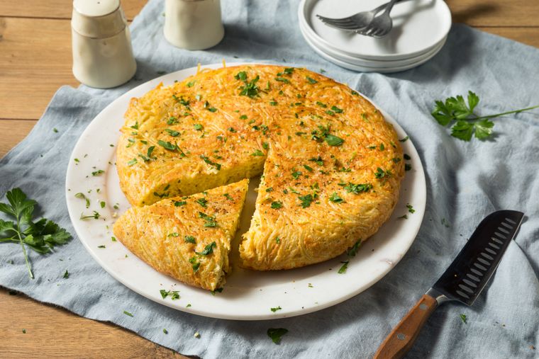 La receta de tortilla de pasta se puede cocinar al horno o en sartén, y queda crujiente por fuera y tierna por dentro. La receta de tortilla de pasta se puede cocinar al horno o en sartén, y queda crujiente por fuera y tierna por dentro.