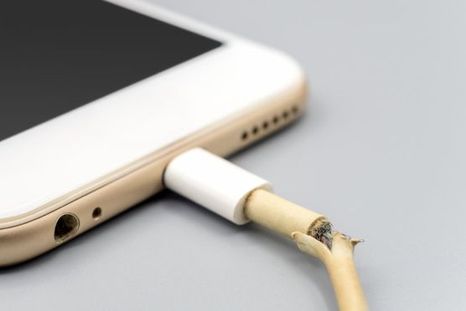 Los peligros de cargar tu teléfono con un cable roto, falso o defectuoso