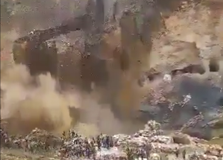 El derrumbe se dio despues de que un puente improvisará se cayera.