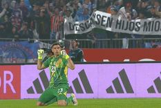 La lapidaria bandera que mostró la hinchada de la Selección argentina tras vencer a Chile, con cargada a Arturo Vidal. Foto: @TyCSports