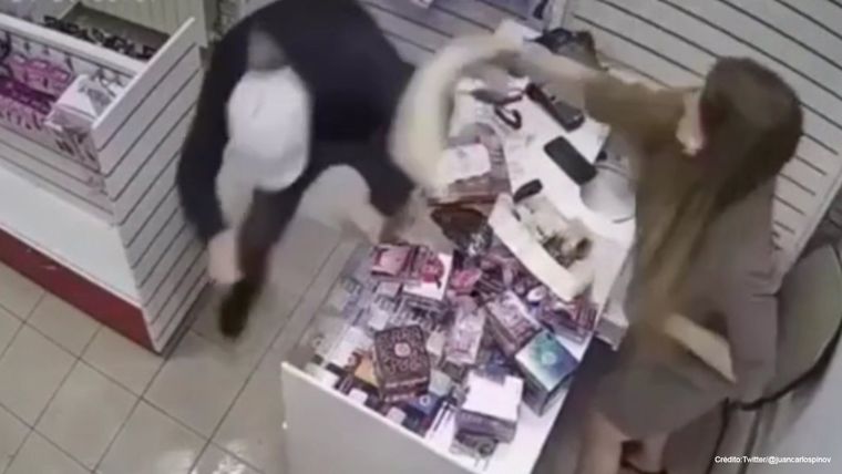 La dueña del sex shop se defendió del asalto con un pene de goma gigante