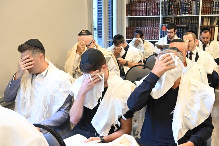 Iom Kipur es un día de ayuno y abstinencia: no se untan cremas o perfumes ni se baña, tampoco se visten zapatos de cuero ni se mantienen relaciones íntimas. Foto: Menora.