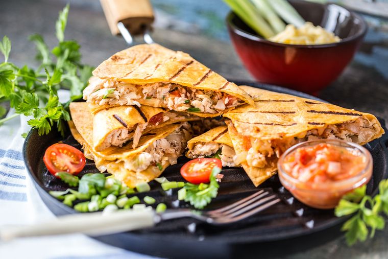 Quesadillas de pollo: receta ideal para cenas rápidas con amigos y familia.