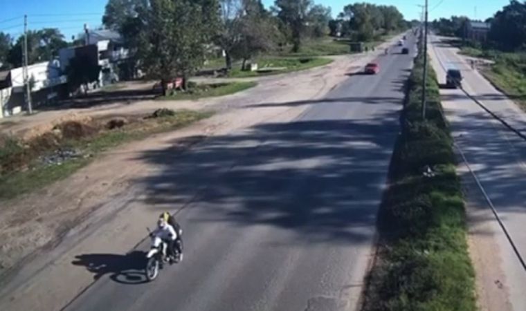 Momento en el que se escapaban dos de los delincuentes en una moto Foto: Captura de video