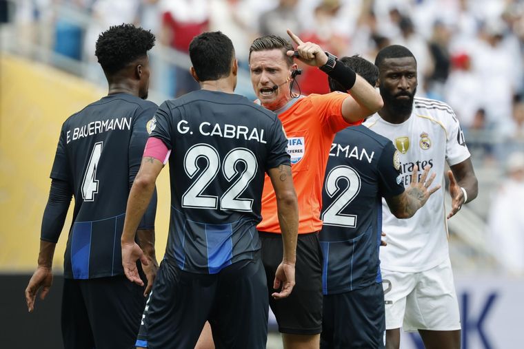 Gustavo Cabral, defensor argentino de Pachuca, fue acusado de racismo por Antonio Rudiger.