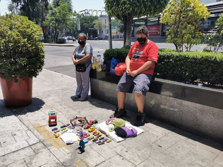 El pequeño Luis Ángel cambia sus juguetes por comida