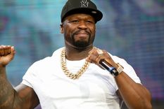 50 Cent encendió la polémica al lanzar un micrófono al público Foto: 50 Cent / Instagram