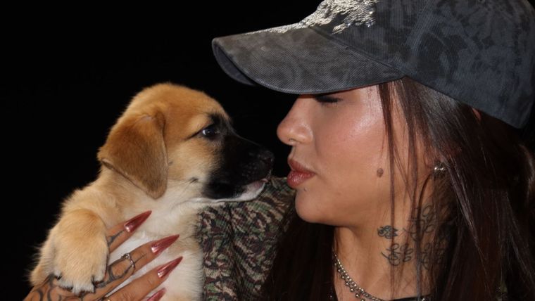 Maria Becerra se mostró feliz al recibir a su nuevo cachorro proveniente de Chile. / Instagram @mariabecerra
