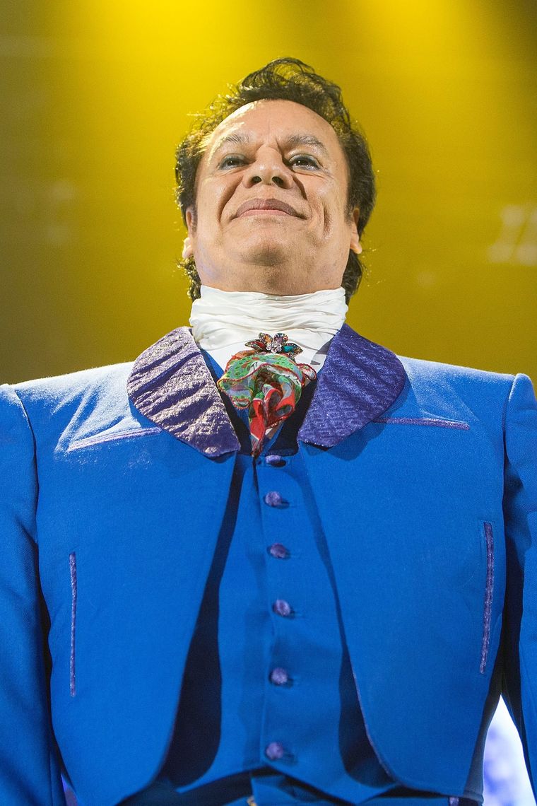 Juan Gabriel fue un famoso cantautor y actor mexicano.???