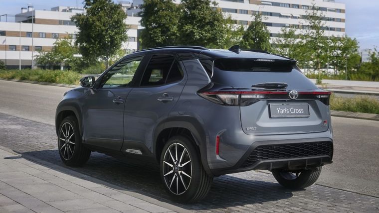 Para 2025, la nueva gama del Toyota Yaris Cross Hybrid 130 eleva su rendimiento en todas sus versiones gracias a su sistema híbrido de quinta generación, que optimiza la potencia y la eficiencia.