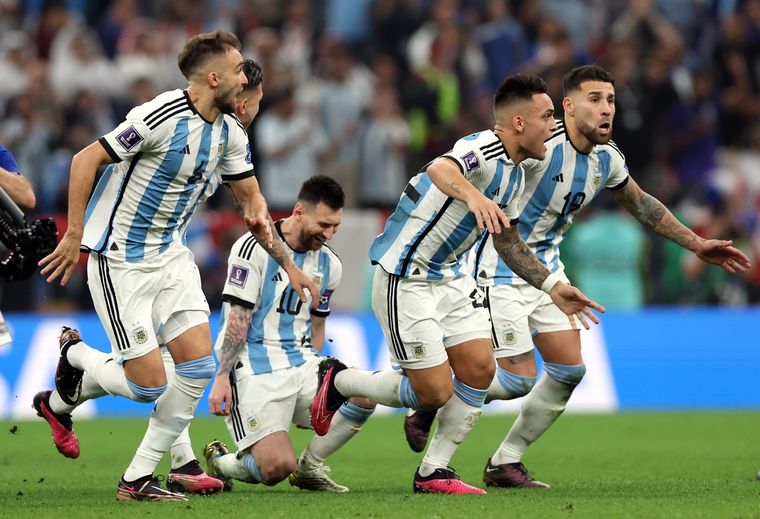 Antes de la definición de Montiel, Messi miró al cielo y se encomendó a Maradona. Foto: EFE