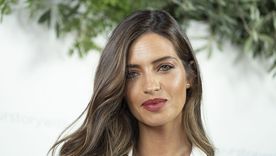 Sara Carbonero delira por los bolsos de lujo. Foto: Elle - https://hips.hearstapps.com/hmg-prod.s3.amazonaws.com/images/sara-carbonero-elle-2-1640765316.jpg