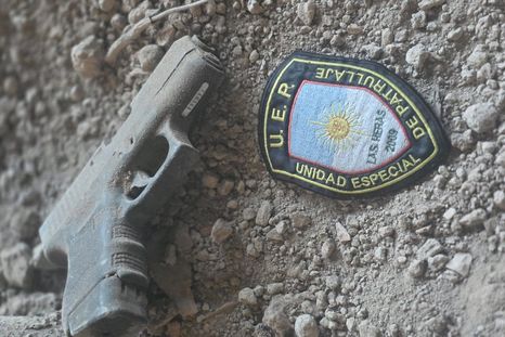 La pistola Glock calibre 40 hallada tirada en la ladrillera de Las Heras, donde un malviviente entró a robar y fue descubierto. La pistola Glock calibre 40 hallada tirada en la ladrillera de Las Heras, donde un malviviente entró a robar y fue descubierto.