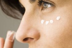 Iluminar, reparar e hidratar, son las necesidades básicas del contorno de ojos para evitar las arrugas. Foto: Los 40