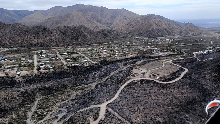 El zonda generó un incendio de grandes proporciones en el pedemonte. Foto: Walter Moreno/Mdz