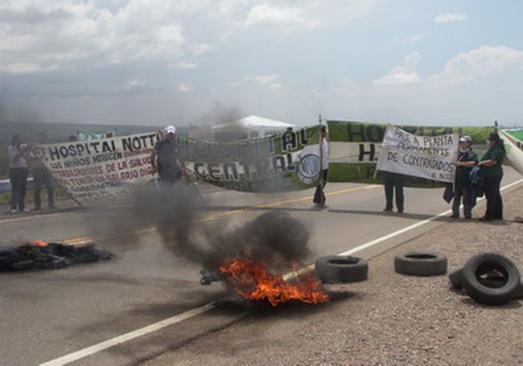 Los trabajadores entregaron un petitorio al emisario de Jaque. Foto: Mdz
