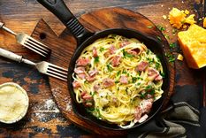 Pasta a la carbonara Una receta clásica de Italia para hacer en pocos pasos. Foto: Shutterstock