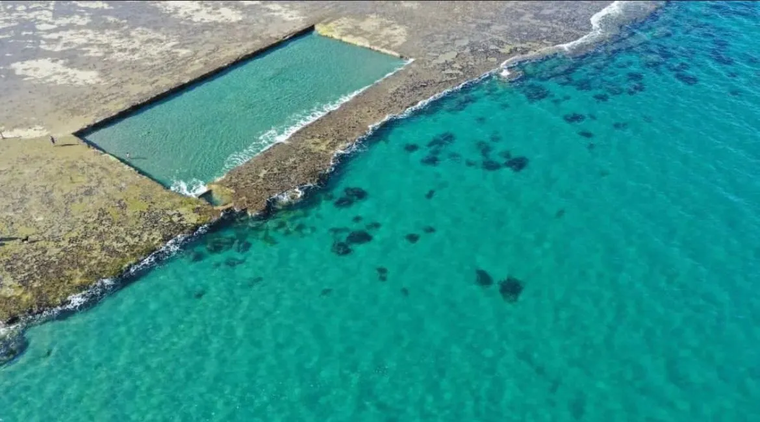 Estos piletones están entre la Bajada Cero y Bajada Los Acantilados y en la Bajada Terraza al Mar. Estos piletones están entre la Bajada Cero y Bajada Los Acantilados y en la Bajada Terraza al Mar.