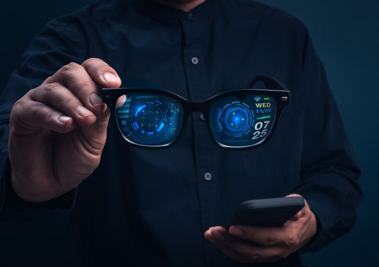 La corporación Google aporta su ecosistema de inteligencia artificial al nuevo dispositivo wearable. La corporación Google aporta su ecosistema de inteligencia artificial al nuevo dispositivo wearable.