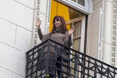 Cristina Fernández de Kirchner en su balcón de San José 1111.